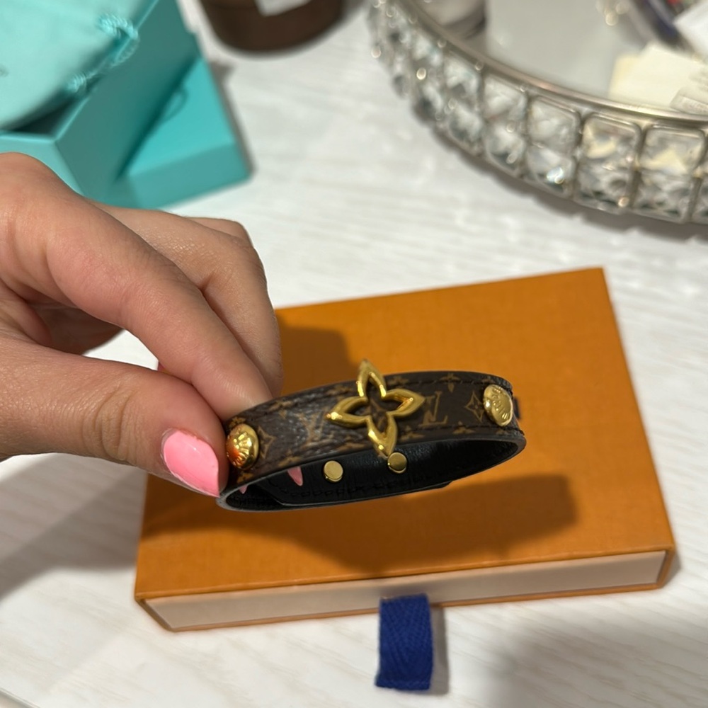 Louis Vuitton blooming leather bracelet